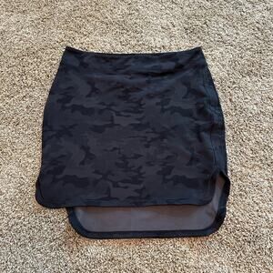 Lululemon Athletica Women’s Size 8 camo skirt (skirt— not skort) EUC